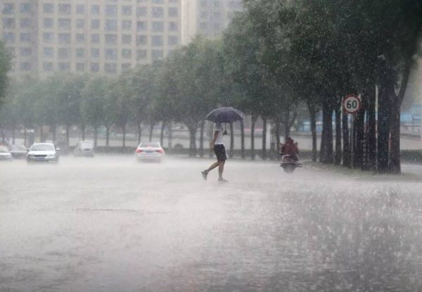 بدء موسم الأمطار الموسمية في الصين ودرجات الحرارة تصل إلى 40 درجة مئوية