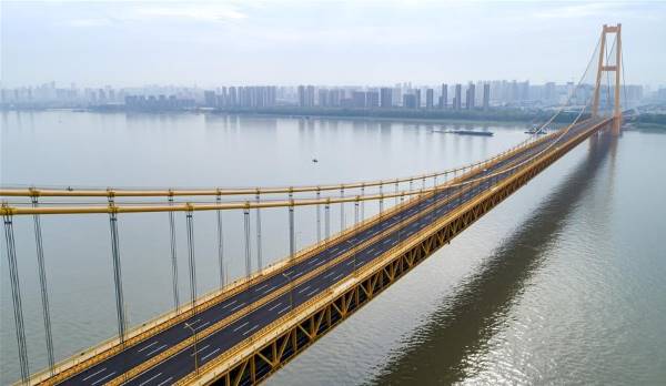 افتتاح أطول جسر معلق من طابقين في العالم في مدينة ووهان الصينية 1 1