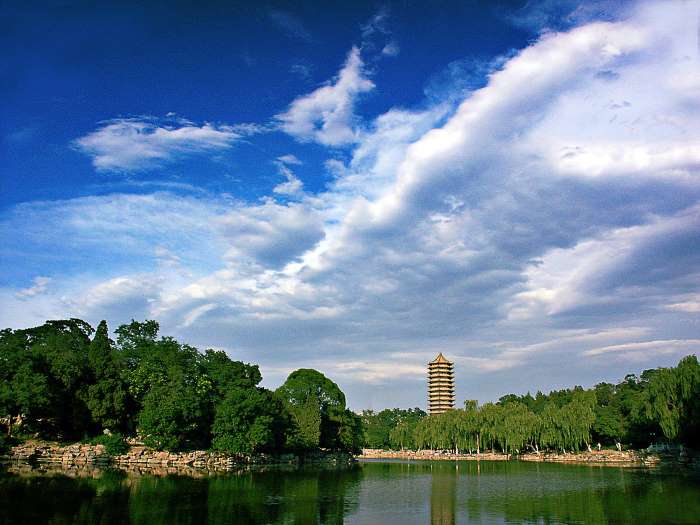 بحيرة-وي-مينغ-داخل-الحرم-الجامعي-لجامعة-بكين