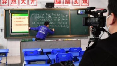 أستاذ صيني يظهر في تسجيل فيديو لتوفير خدمات التعلم عبر الانترنت