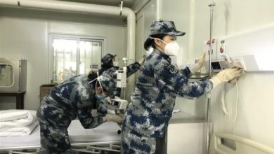 عسكريين صينيين يجهزون مستشفى متنقل لاستقبال المرضى