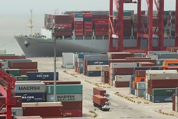 انخفاض حجم التجارة الخارجية الصينية 11% بأول شهرين من العام الحالي