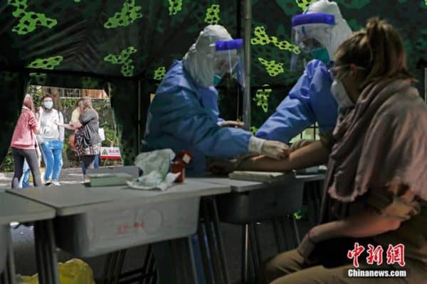 اجراء فحوصات طبية للمدرسين الأجانب مع قرب عودة الدوام المدرسي في شانغهاي 1 1