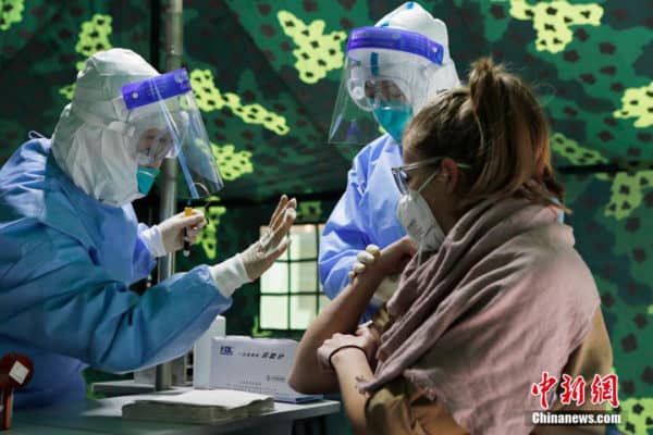 اجراء فحوصات طبية للمدرسين الأجانب مع قرب عودة الدوام المدرسي في شانغهاي 4