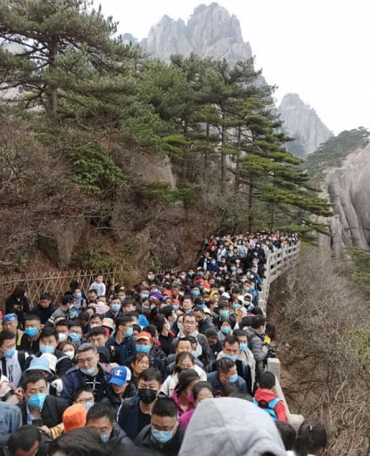 اكتظاظ عشرات الآلاف في جبل هوانغشان بمهرجان كنس المقابر