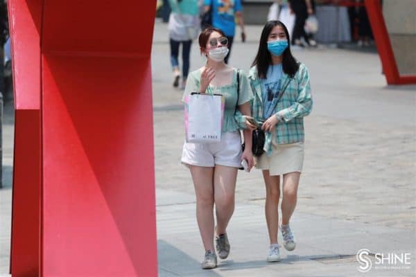 أجواء صيفية حارة في شانغهاي مع وصول درجة الحرارة إلى 34